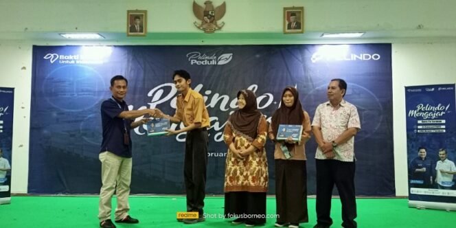 
					Pelindo Mengajar: Head Terminal Petikemas Tarakan Hamsah Menyerahkan Bantuan Laptop dan Tablet kepada Siswa Berprestasi di SMA Negeri 1 Tarakan. Foto: fokusborneo.com