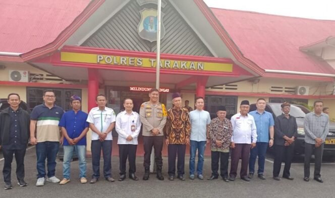 
					Kapolres Tarakan AKBP Ronaldo Maradona fasilitasi penyelesaian kesalahpahaman antara pengurus Gereja Mawar Sharon dengan warga Selumit. Foto : Ist 