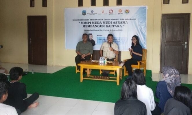 
					Ketua DPRD Provinsi Kaltara Albertus Stefanus Marianus berdiskusi dengan pelajar penerima beasiswa dari PT. PKN. Foto : Ist 