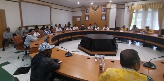 
					Puluhan sopir truck bergabung dalam ALFI ILFA gelar aksi demo ke Pemkot. Foto : Ist 
