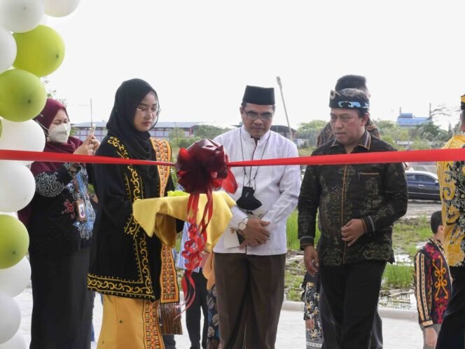 
					Sekertaris Provinsi (Sekprov) Dr. H. Suriansyah, M.A.P meresmikan Gedung Asrama Haji Transit Kaltara,Kamis (16/1/23)