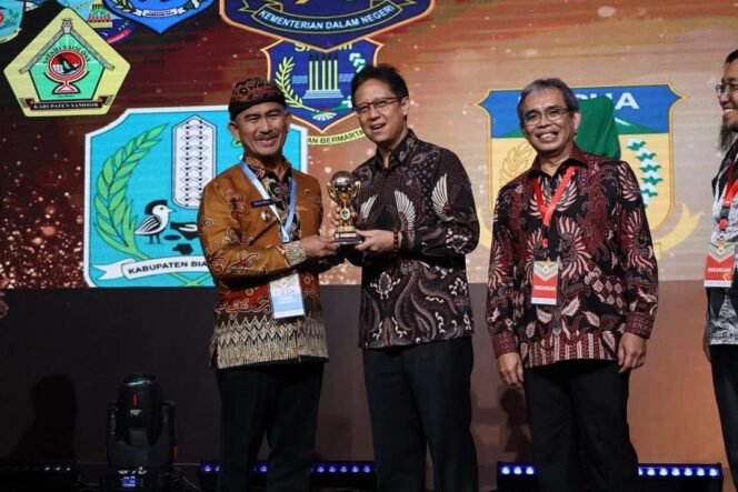 
					Walikota Tarakan, dr Khairul menerima piala dan sertifikat penghargaan Universal Health Coverage (UHC) Award 