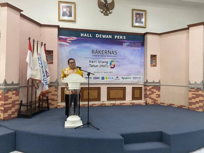 
					Ketum SMSI Pusat saat menyampaikan pernyataan sikap hasil Rakernas yang di gelar di hall dewan pers, Selasa malam (8/3).