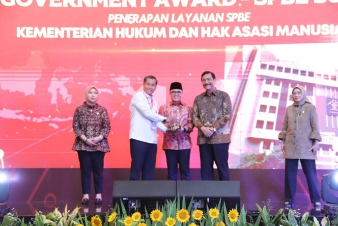 
					Terbaik dalam Layanan Digital, Kemenkumham Terima Penghargaan dari Kementerian PANRB