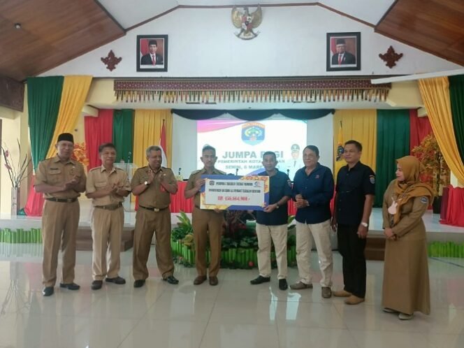 
					Direktur Perumda Tarakan Energi Mandiri Kota Tarakan M. Thamrin secara simbolis menyerahkan deviden kepada Walikota Tarakan dr. Khairul. Foto: Ist 