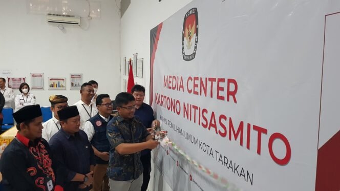 
					Anggota KPU RI Idham Holik resmikan media center Kartono Nitisasmito KPU Tarakan. Foto : Fokusborneo.com 