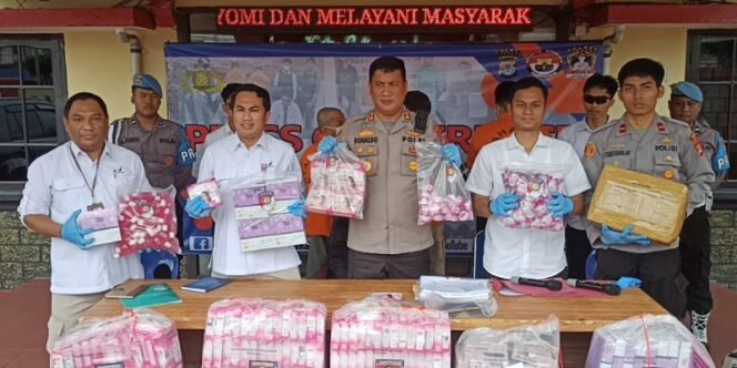 
					Kapolres Tarakan AKBP Ronaldo Maradona Press Release Pengungkapan Penyelundupan Kosmetik Ilegal. Foto: fokusborneo.com