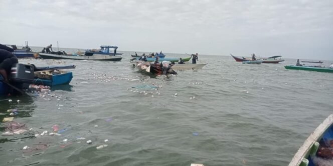 
					Muatan Sembako KM Bunga Lia Tenggelam di Perairan Pulau Bunyu. Foto: IST 
