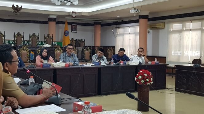 
					Rdp Komisi 3 DPRD Tarakan dengan Dinas Perkim bahas soal bedah rumah. Foto : Fokusborneo.com 