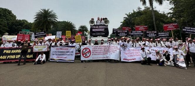 
					Ribuan dosen dari 35 PTNB demo di depan Istana Negara di Jakarta. Foto : Ist 