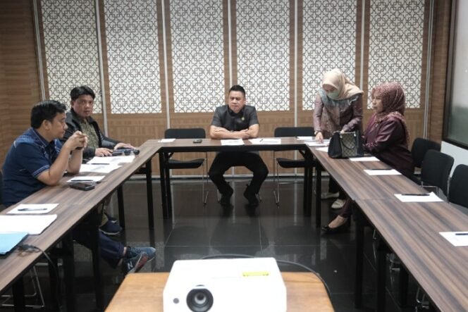 
					Rapat perdana Pansus 3 DPRD Provinsi Kaltara bahas Raperda tentang Kerugian Akibat Pencemaran. Foto : Fokusborneo.com 