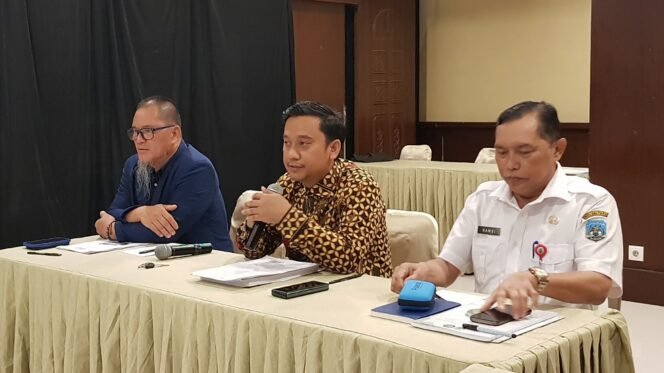 
					Ketua Pansus 3 DPRD Provinsi Kaltara Ahmad Usman (baju batik). Foto : Fokusborneo.com 