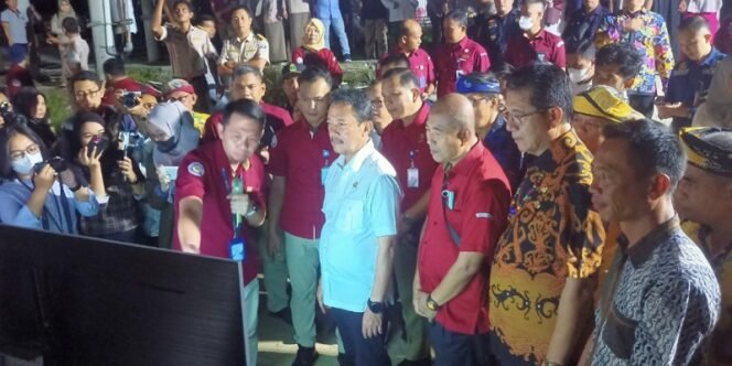 
					Menteri KKP Sakti Wahyu Trenggono (Kemeja Putih) Melihat dan Mendengarkan Paparan Kondisi Kampung Nelayan Tanjung Pasir, Kota Tarakan. Foto: fokusborneo.com 
