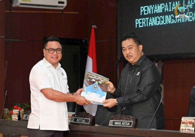 
					Ketua Tim Pansus LKPj Gubernur Kaltara Jufri Budiman sampaikan laporan akhir hasil monev. Foto : Setwan DPRD.