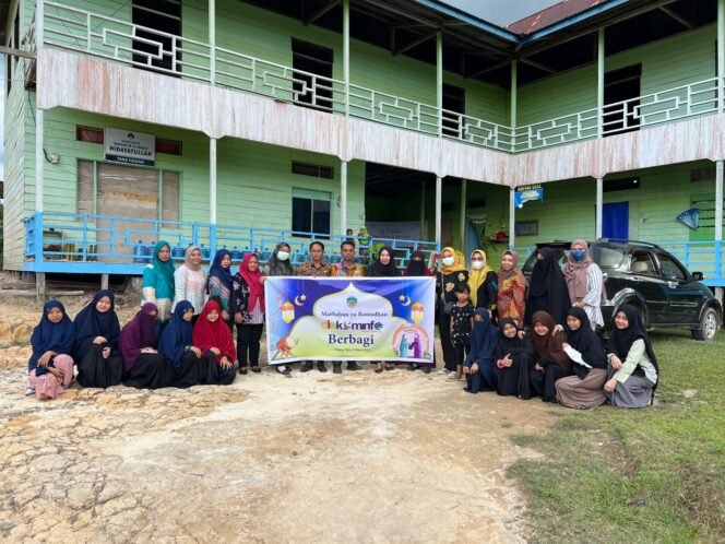 
					Dinas Komunikasi dan Informatika Kabupaten Tana Tidung berbagi takjil ke Pondok Pesantren (Ponpes) Hidayatullah Kabupetan Tana Tidung, Kamis (6/4)