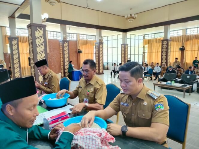 
					Bupati Tana Tidung Ibrahim Ali menunaikan kewajibannya membayar zakat fitrah di BAZNAS Kabupaten Tana Tidung, Senin (10/4)