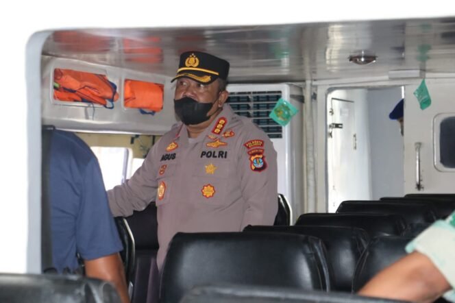 
					JUMAT CURHAT : Kapolresta Bulungan, Kombes Pol Agus Nugraha mendengarkeliham warga di Pelabuhan Penyebrangan Kayan II Tanjung Selor, Jumat (21/4)