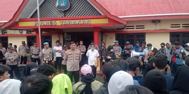 
					Kapolres Tarakan AKBP Ronaldo Maradona Menemui Pendemo di Mako Polres Tarakan. Foto: fokusborneo.com