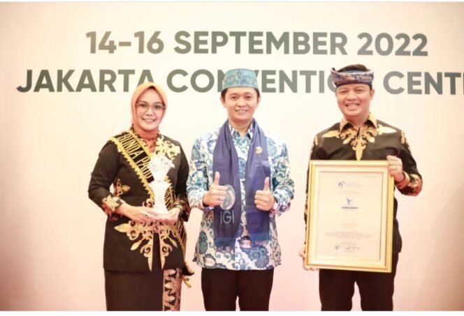 
					Bupati Tana Tidung dan Bunda Paud Tana Tidung saat menerima penghargaan Anugerah Pendidikan Indonesia (API) IGI 2022 beberapa waktu lalu.
