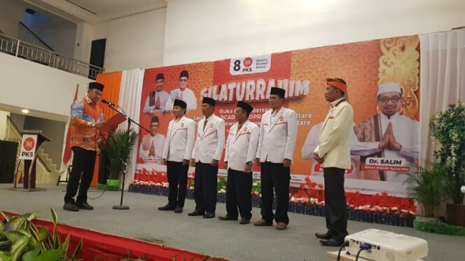 
					Ketua MPW PKS Kaltara Syamsuddin Arfah melantik Dewan Penasehat PKS Kaltara. Foto : Fokusborneo.com 