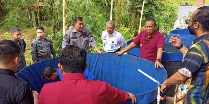 
					Griya Abhikarya Paguntaka: Kadivpas Kanwil Kemenkumham Kaltim Jumadi (Baju Merah) Melihat Langsung Proses Panen Lele di Bapas Tarakan. Foto: fokusborneo.com