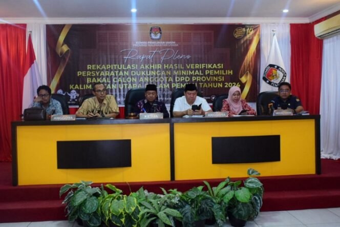 
					KPU Provinsi Kaltara menggelar rapat pleno rekapitulasi verifikasi persyaratan dukungan DPD RI. Foto : ist.