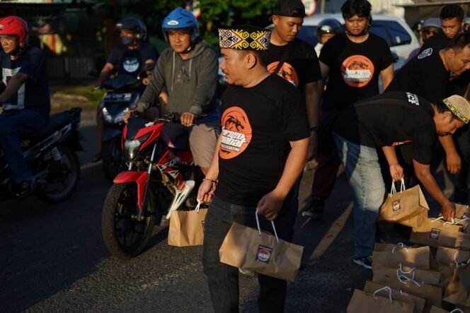 
					Rawat Persatuan, Borneo Combat Muaythai Gelar Pembagian Takjil
