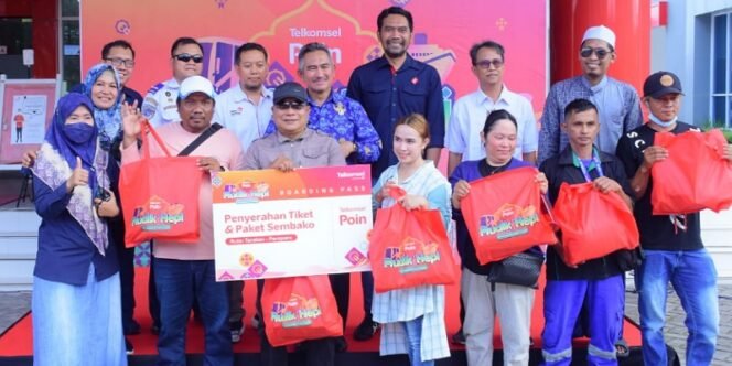 
					Salurkan Donasi Poin Pelanggan di Momen Ramadan 1444 H, Telkomsel Berangkatkan 200 Pemudik dari Tarakan ke Kampung Halaman. Simbolis pelepasan peserta mudik digelar di halaman kantor GraPARI Telkomsel Tarakan Jl. Mulawarman No.12 pada Senin (17/4) bersama Walikota Tarakan dr. H. Khairul, M.Kes, Manager Telkomsel Branch Tarakan Andri Susanto, Perwakilan KSOP (Kesyahbandaran dan Otoritas Pelabuhan Kota Tarakan), serta Kepala Cabang PT Pelni Tarakan Eko Sudrajat.