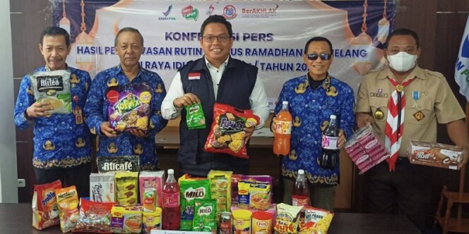 
					Kepala BPOm di Tarakan Harianto Baan (tengah) bersama jajaran Pemda Tarakan Melihatkan Barang Bukti Produk TIE. Foto: fokusnorneo.com