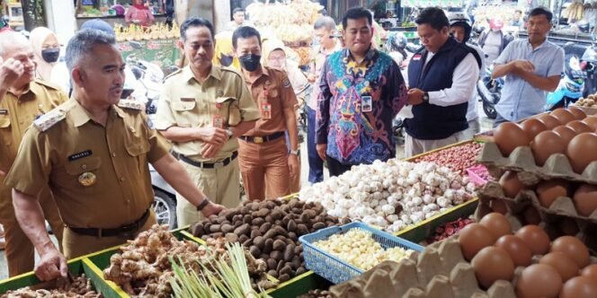 
					Walikota Tarakan Khairul Bersama TPID dan Satgas Pangan Pantau Harga dan Stok Bahan Pangan di Pasar Gusher Jelang Lebaran. Foto: fokusborneo.com 