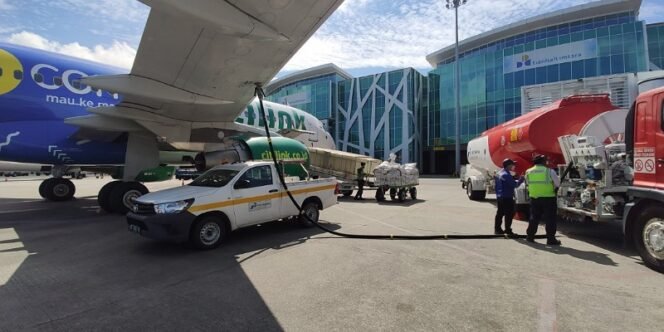 
					Pengisian Avtur untuk Bahan Bakar Pesawat di Bandara Sepinggan Balikpapan. Foto: ist