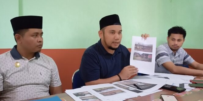 
					Muhklis Ramlan dan Rekan Gelar Konferensi Pers Terkait Kasus yang Menimpa Kliennya. Foto: Fokusborneo.com