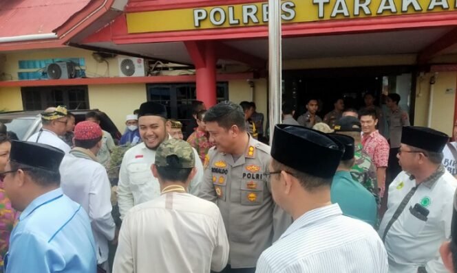 
					Sekretaris Bakomubin Kaltara Mukhlis Ramlan Bersama Kapolres Tarakan Usai Aksi Damai. Foto: Fokusborneo.com