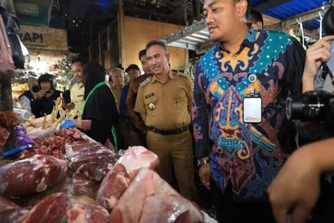 
					Kepala KPwBI Provinsi Kaltara Wahyu Indra Sukma saat sidak pasar pantau harga pangan. Foto : Ist 