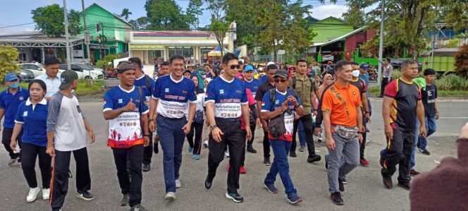 
					Kapolda Kaltara Irjen Pol Daniel Adityajaya dan jajaran PJU,  ikut kegiatan jalan santai dalam rangka memperingati Hari Buruh Internasional bertempat di Taman Berkampung, Senin (1/5)