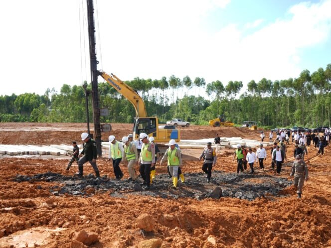 
					Bupati Tana Tidung Ibrahim Ali meninjau pembangunan kota baru mandiri Kabupaten Tana Tidung yang berada di Bundaran Kabupaten Tana Tidung, Rabu (3/5)