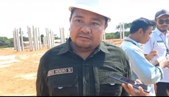 
					Sekretaris Dinas Pekerjaan umum  Penata Ruang Perumahan dan Kawasan Pemukiman (Dinas PUPR Perkim) KTT Idris Hendro Wibowo