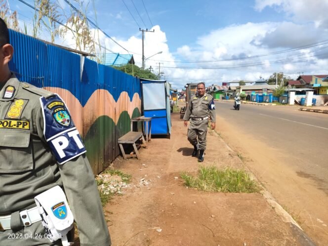 
					Satpol PP Tana Tidung mengingatkan pedagang Kaki Lima yang berjualan diatas trotoar di seputaran Desa Tideng Pale, Jumat (5/5)