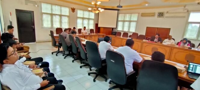 
					Anggota Komisi 2 DPRD Kota Tarakan Markus Minggu pimpin rdp soal kasus ikan layang. Foto : Ist 