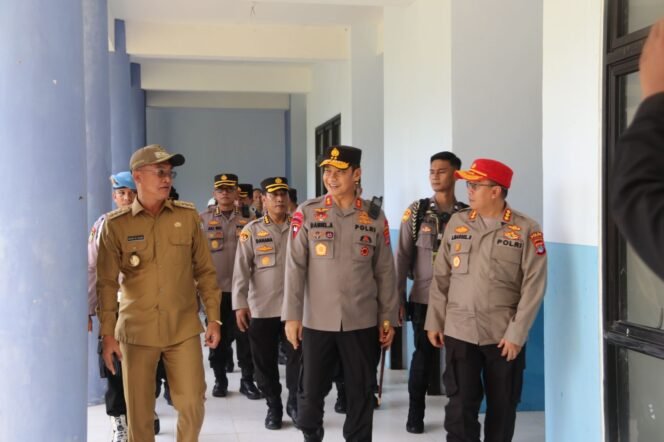 
					Kapolda Kaltara Irjen Pol Daniel Adityajaya  didampingin Wakil Kapolda Brigjen Pol Kasmudi dan Bupati Malinau Wempi meninjau secara langsung bangunan SPN Polda Kaltara di Jalan Swadaya Malinau Barat 