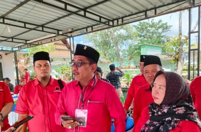 
					Markus Juk (tengah) ketua DPC PDI Perjuangan Kabupaten Bulungan