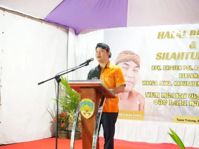 
					Bupati Ibrahim Ali dan Wakilnya Hendrik Kompak Gunakan Blangkon