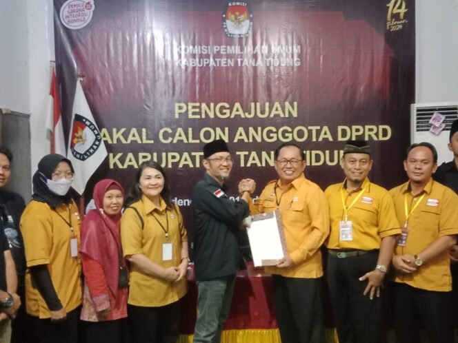
					Ketua DPC Partai Hanura Tana Tidung Hendrik didampingi Diana Hendrik mendaftarkan Bacaleg ke KPU Tana Tidung, Minggu (14/5)