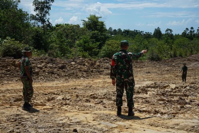
					Dandim 0907/ Tarakan Letkol Inf Reza Fajar Lesmana  melakukan peninjauan pengerjaan jalan, Kamis (18/5).