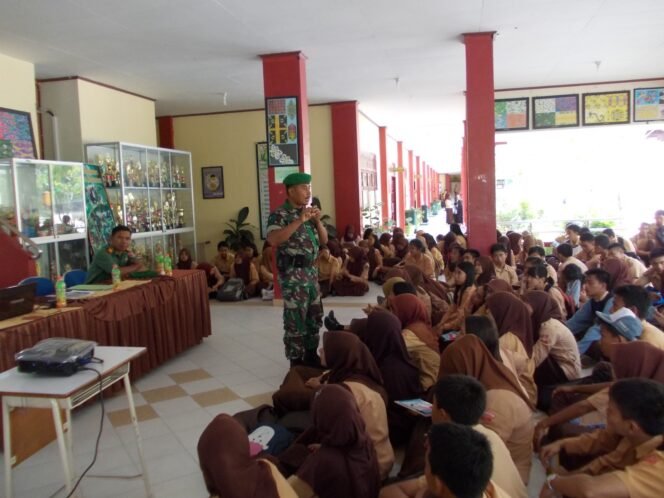 
					Satgas TMMD melakukan sosialisasi pendaftaran rekrutmen prajurit TNI AD kepada Pelajar dan sosialisasi program TMMD ke 116 yang di laksanakan Kodim 0907/Tarakan, Sabtu (20/5)