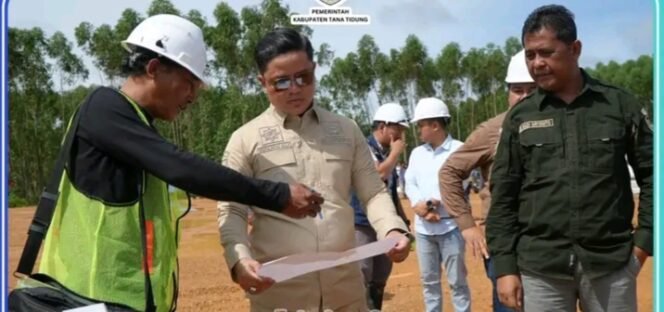 
					Bupati KTT Ibrahim Ali melaksanakan monitoring dan evaluasi kegiatan pembangunan pusat pemerintahan (Puspem) Kabupaten Tana Tidung, Minggu (21/5)