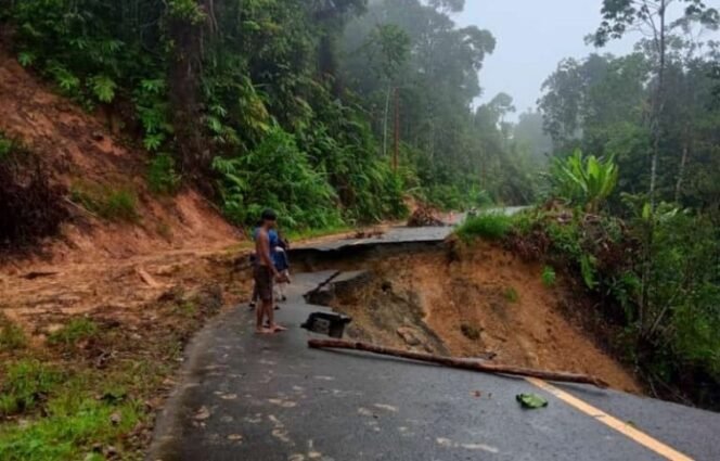 
					Ruas jalan Malina menuju Sesamu terputus  akibat longsor 