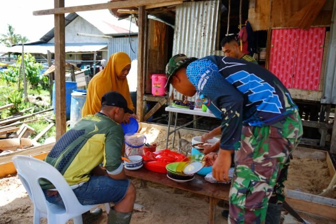 
					Siapkan Makan Untuk Satgas TMMD Tarakan, Menjadi Kebanggaan Ibu Fatimah.