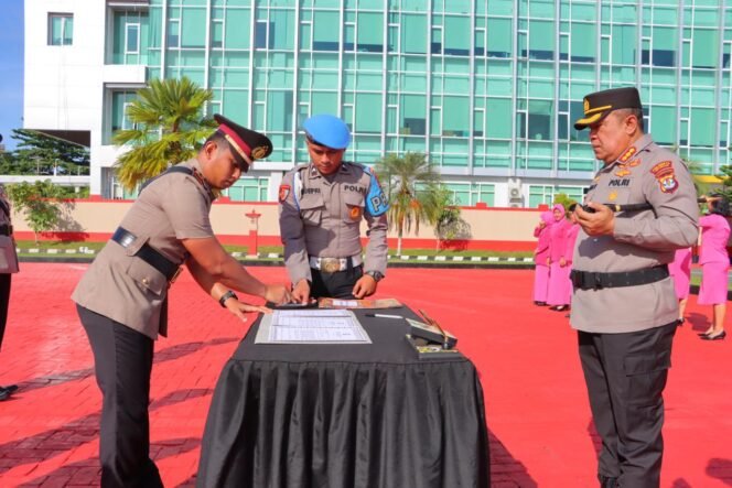 
					Kapolresta Bulungan Kombes Pol Agus Nugraha memimpin upacara Sertijab beberapa pejabat utama (PJU) di jajaran Polresta Bulungan, Rabu (24/5).

