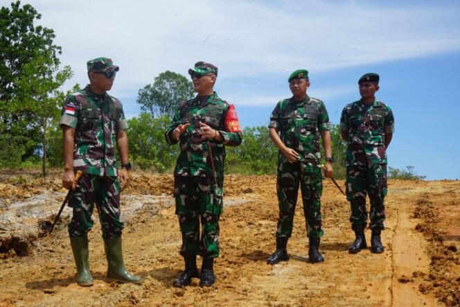 
					Danrem 092/Maharajalila meninjau capaian fisik pelaksanaan program TNI Manunggal Membangun Desa (TMMD) Reg 116 Kodim 0907/Trk,  Kamis (25/5)